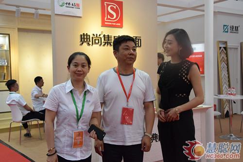 嘉興展 未來將是“頂墻地一體化”的時(shí)代(圖2) 東方衛(wèi)視主持人張宏霞女士到訪