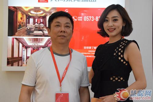 嘉興展 未來將是“頂墻地一體化”的時(shí)代(圖3) 東方衛(wèi)視主持人張宏霞女士與典尚總經(jīng)理沈林祥合影