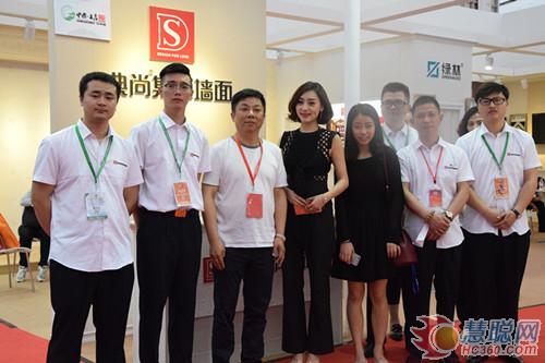 嘉興展 未來將是“頂墻地一體化”的時(shí)代(圖4) 東方衛(wèi)視主持人張宏霞女士與典尚全體工作人員合影