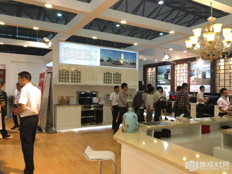 億田集成灶第21屆上海廚衛(wèi)展 摘取行業(yè)奧斯卡(圖6) 億田集成灶第21屆上海廚衛(wèi)展圓滿收官 摘取行業(yè)“奧斯卡”