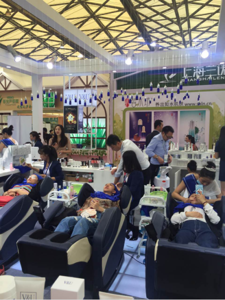 V&U專業(yè)身姿亮相上海美博會 打造極致創(chuàng)新美麗體(圖1) V&U專業(yè)身姿亮相上海美博會 打造極致創(chuàng)新美麗體(圖1)