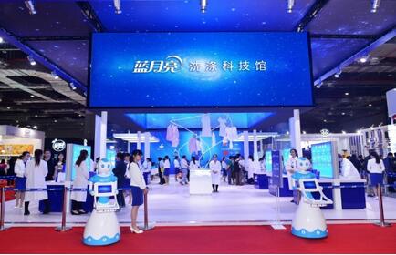 美博會創(chuàng)辦人、中華全國工商聯(lián)合會美容化妝品業(yè)商會會長馬婭女士參觀藍(lán)月亮洗滌科技館后接受媒體采訪，盛贊藍(lán)月亮卓越的創(chuàng)新精神和高度的社會責(zé)任感。