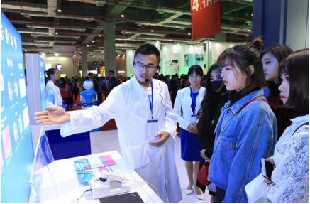 美博會創(chuàng)辦人、中華全國工商聯(lián)合會美容化妝品業(yè)商會會長馬婭女士參觀藍(lán)月亮洗滌科技館后接受了媒體采訪。馬婭表示，在眾多洗滌品牌中，藍(lán)月亮是最專業(yè)的，藍(lán)月亮具有卓越的創(chuàng)新精神和高度的社會責(zé)任感，代表了本屆美博會創(chuàng)新和創(chuàng)業(yè)的意義。