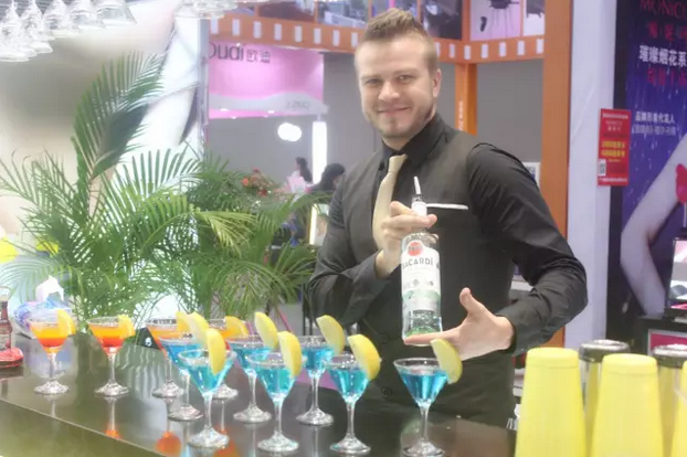 第45屆美博會圓滿落幕，古瓷搖搖小酒瓶(圖2)