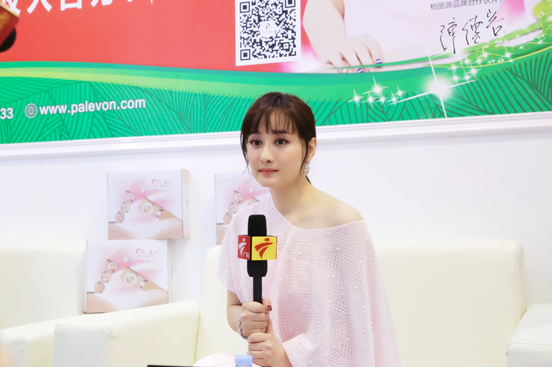  瓊女郎陳德容驚現(xiàn)廣州美博會現(xiàn)場玩自拍(圖3)