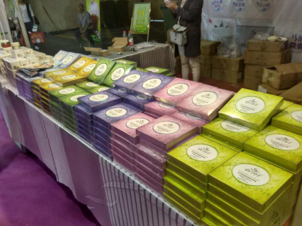 尹潤(rùn)姬現(xiàn)身2016鄭州國(guó)際美博會(huì)  明星產(chǎn)品引搶購(gòu)